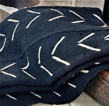 Load image into Gallery viewer, Chevron Mudcloth Blanket