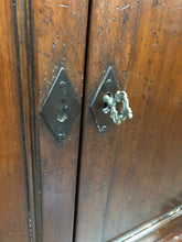 Load image into Gallery viewer, Wooden Locking Console