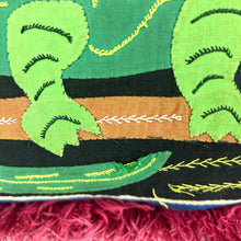Load image into Gallery viewer, Mola Iguanas Pillow