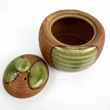 Load image into Gallery viewer, Stopneware Pottery Box