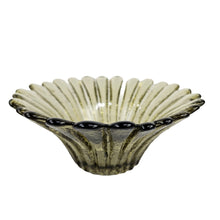 Load image into Gallery viewer, Green Daisy Flower Bowl