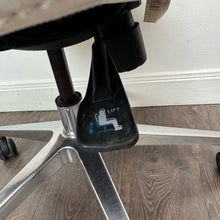 Load image into Gallery viewer, Executive Desk Chair